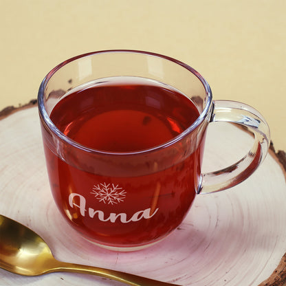 Leonardo Glastasse mit personalisiertem Namen „Anna“, Schneeflocken-Gravur und rotem Glühwein auf einer Holzscheibe