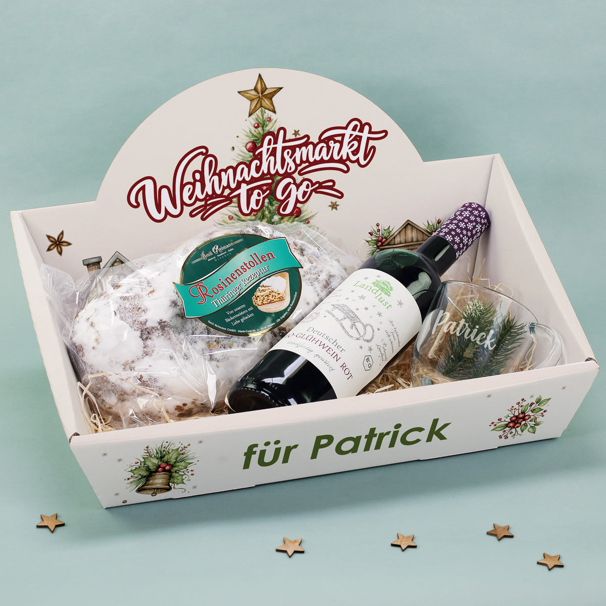 Personalisierter Präsentkorb „Weihnachtsmarkt to go für Patrick“ mit Rosinenstollen, Landlust Glühwein und gravierter Leonardo Glastasse
