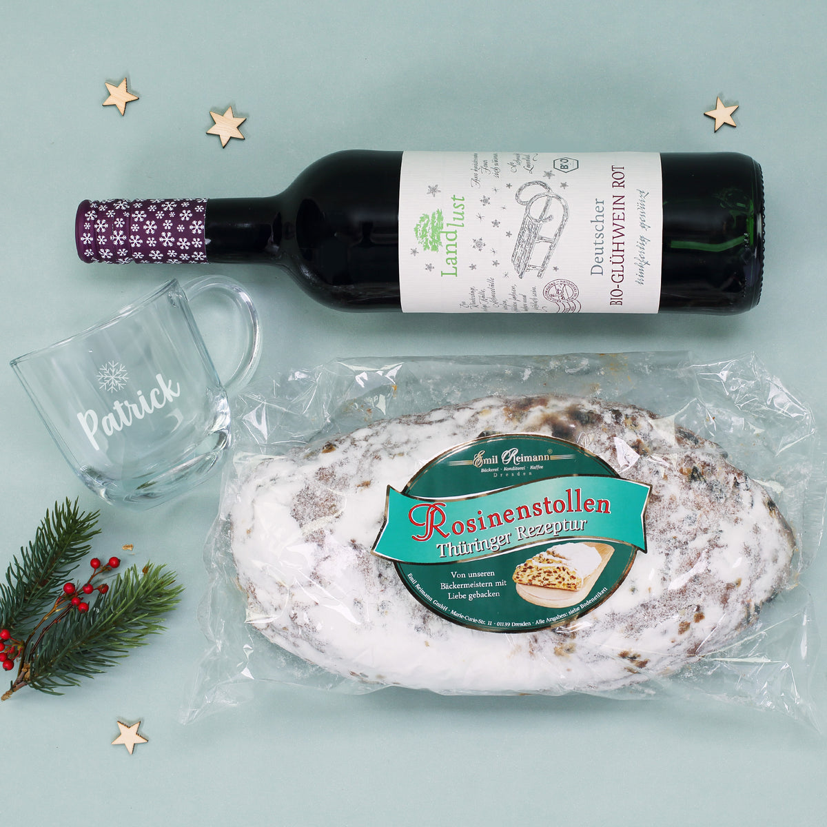 Inhalt des Weihnachts-Geschenksets mit Landlust Glühwein, Rosinenstollen nach Thüringer Rezeptur und Leonardo Glastasse mit Gravur „Patrick“