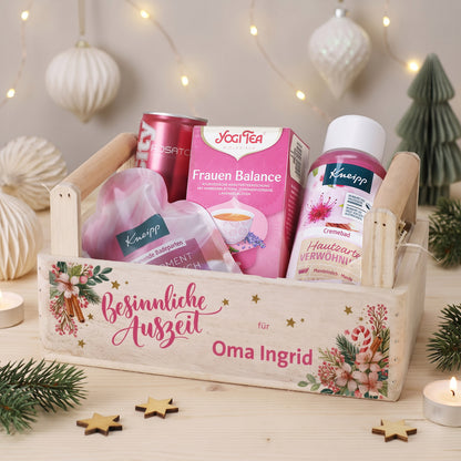 Weihnachtlicher Wellness-Geschenkkorb für Oma Ingrid mit personalisiertem Holzkorb, Rosato, Tee und Kneipp Pflegeprodukten