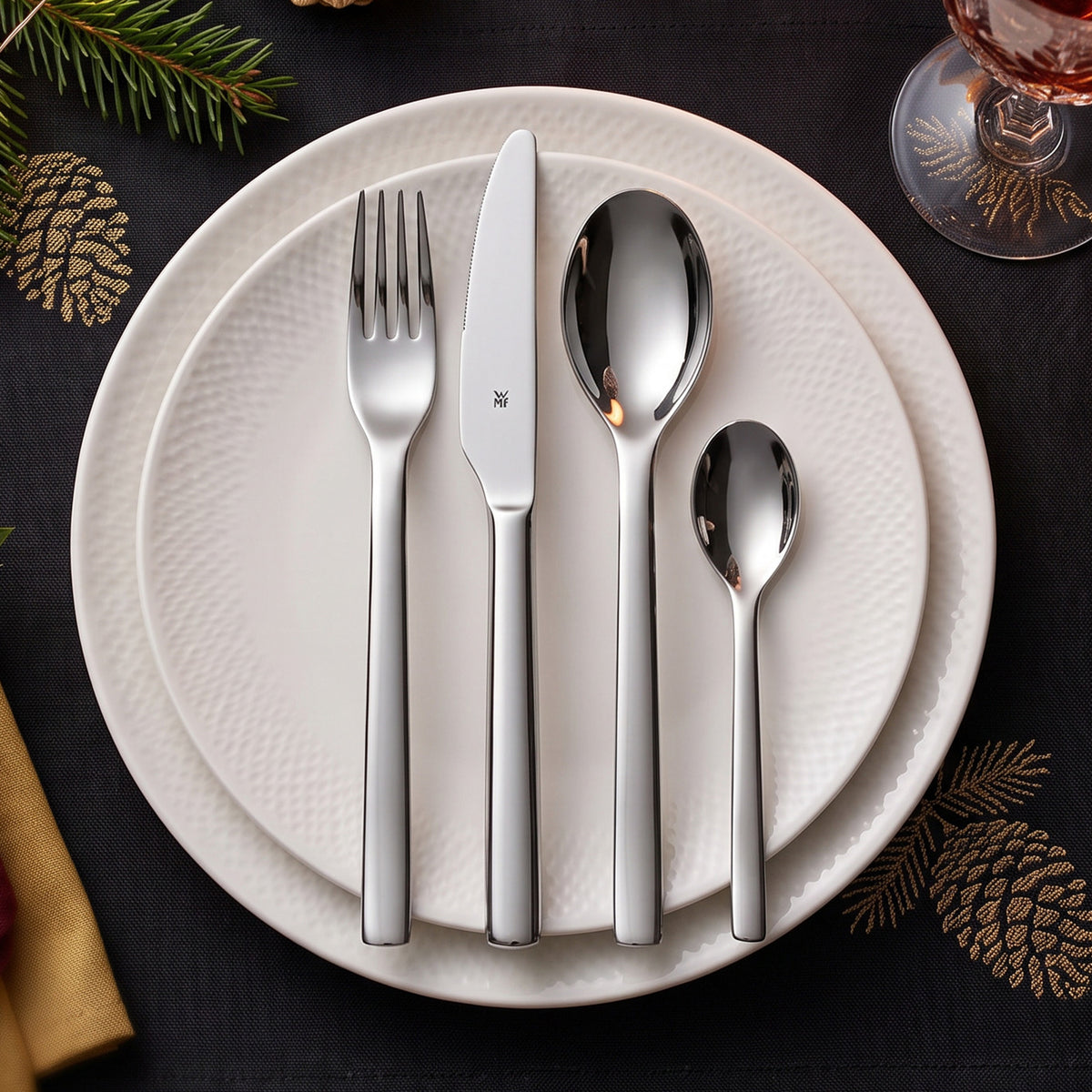 WMF Cromargan Besteck mit Messer, Gabel, Löffel und Kaffeelöffel auf Weihnachtstafel