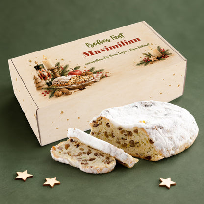 Personalisierter Stollen in Geschenkbox „Frohes Fest“ mit Name und Wunschtext vor grünem Hintergrund
