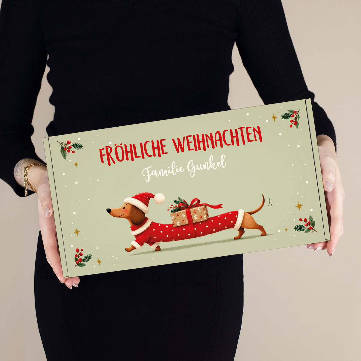Frau hält personalisierte Weihnachts Geschenkbox mit Dackel Motiv und individuellem Wunschtext