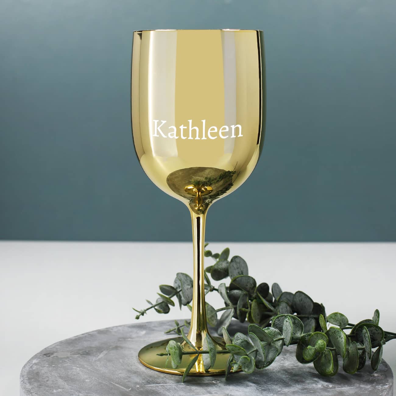 Trinkkelch mit goldener Lackschicht und Ihren Wunschnamen graviert