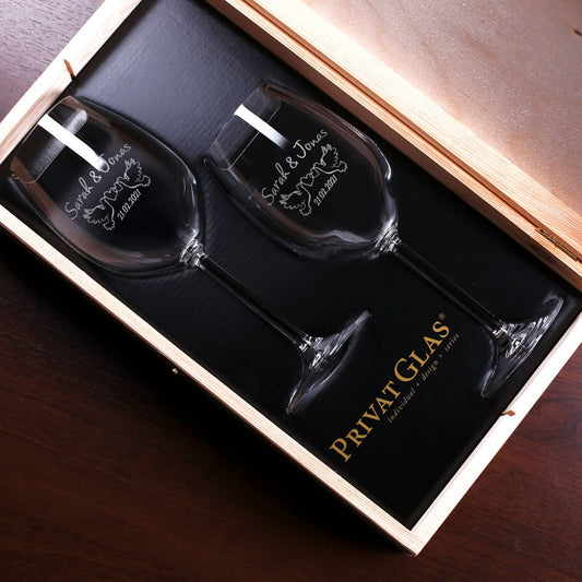 Ein schwarzes Inlay im Inneren der Holzbox sorgt für einen sicheren Halt der gravierten Weingläser.