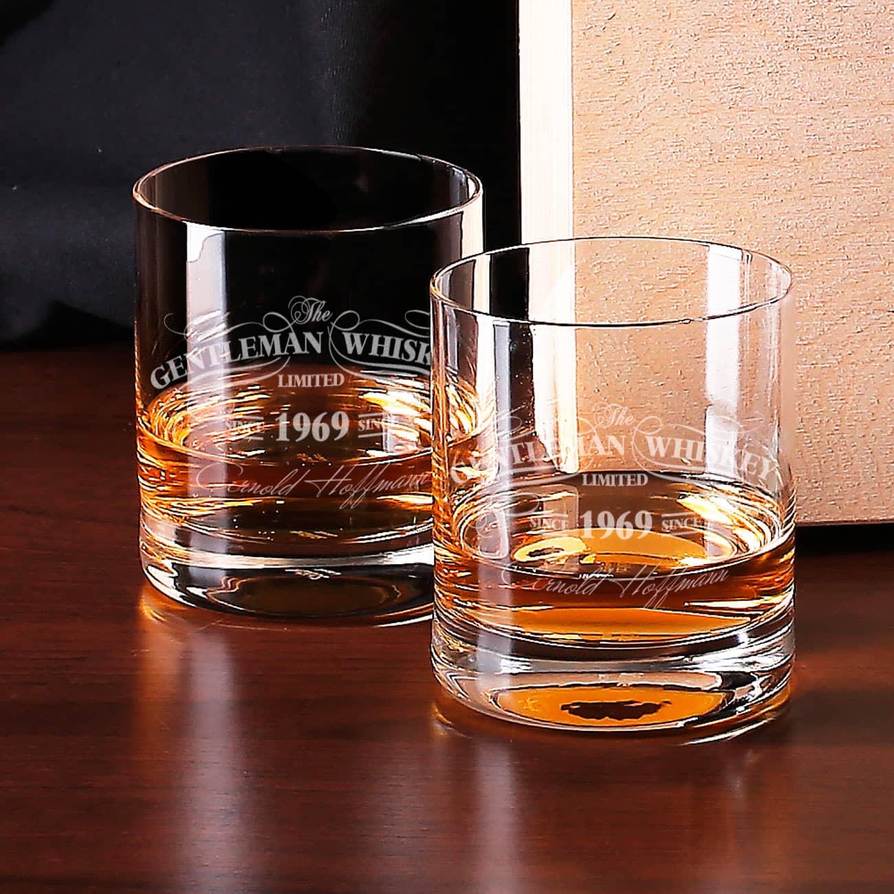 Zwei gravierte Whiskygläser für den Gentleman