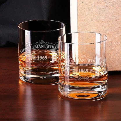 Zwei gravierte Whiskygläser für den Gentleman