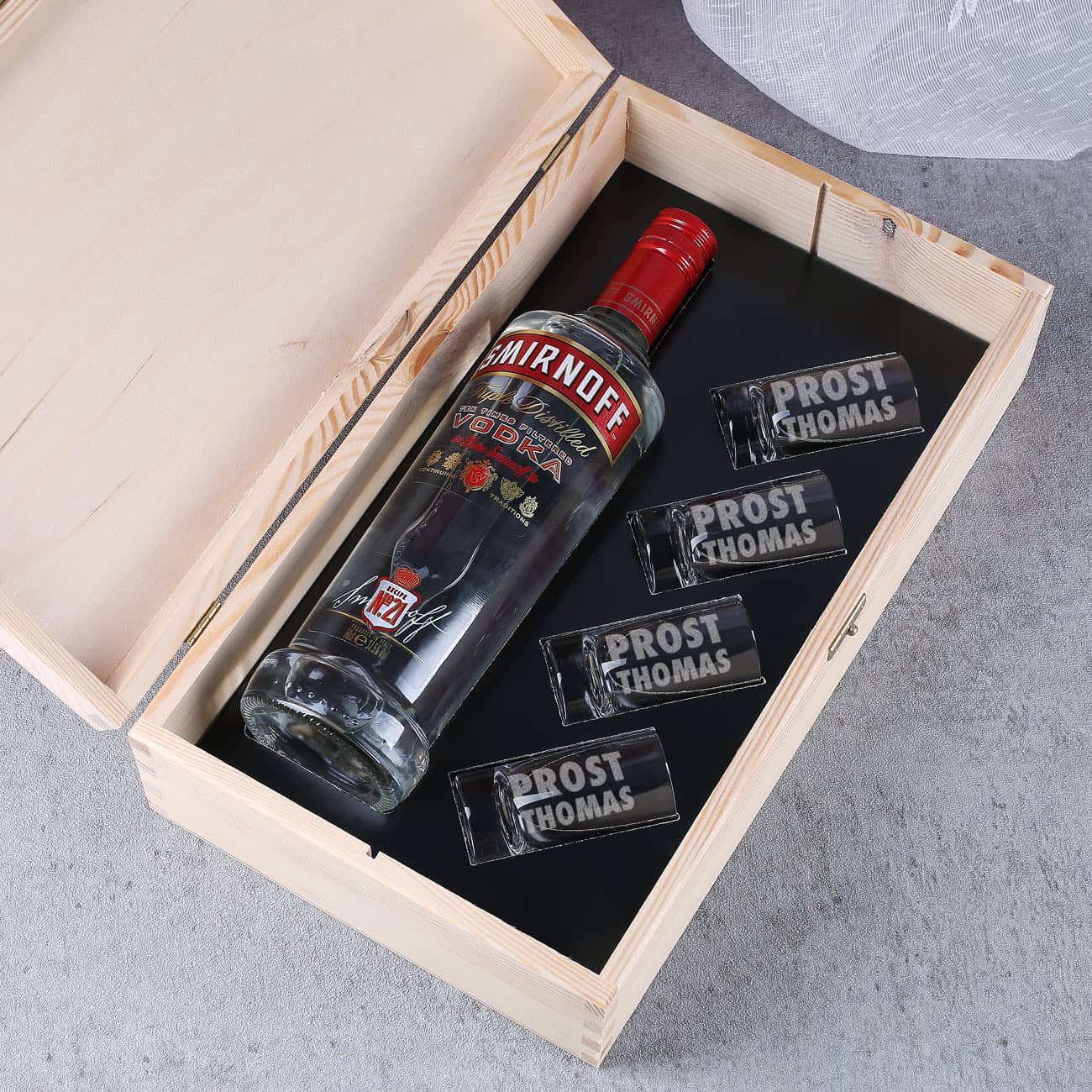 4 Vodkagläser und 1 Flasche Smirnoff-Vodka finden im Inneren der Holzbox Platz.