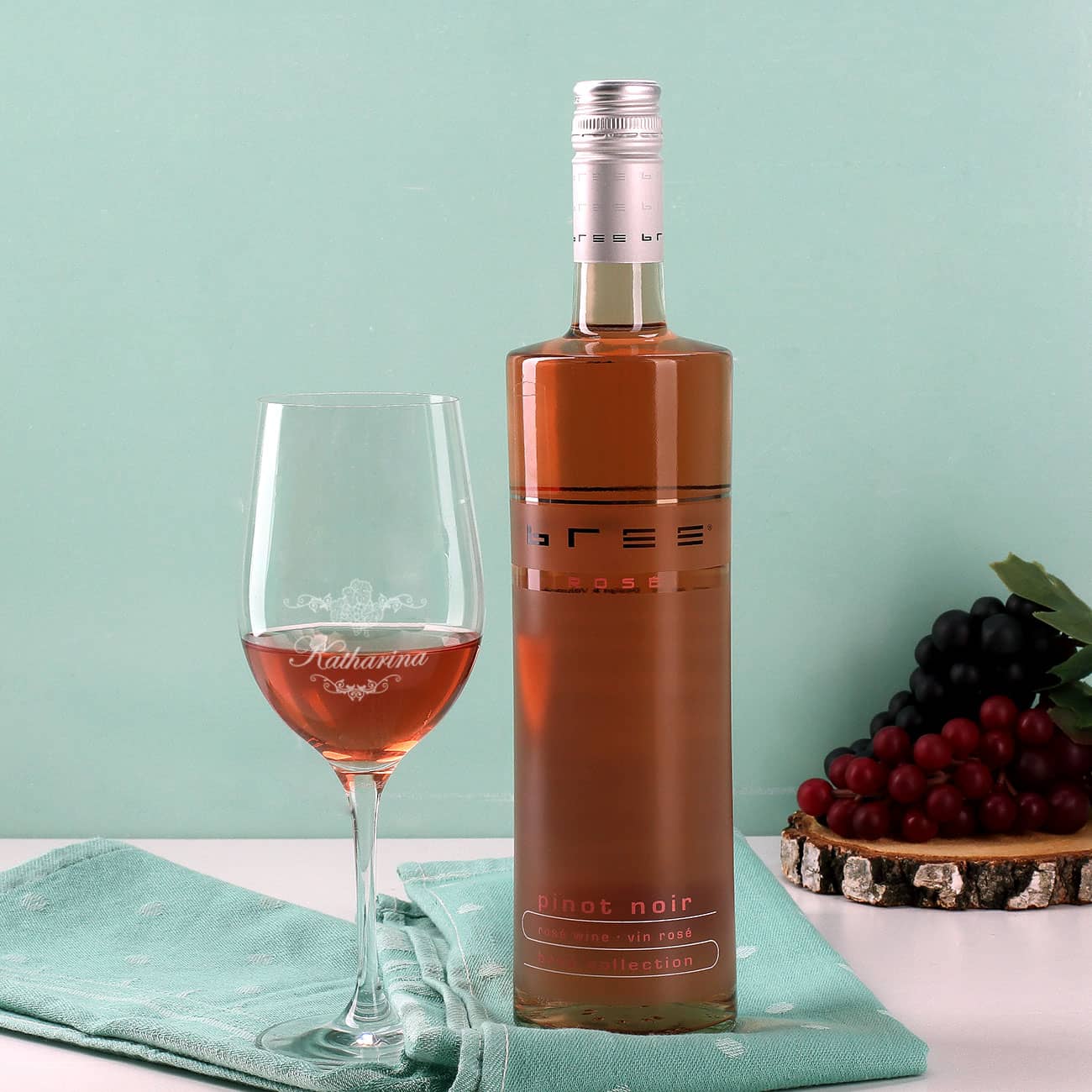 Weinflasche und graviertes Glas