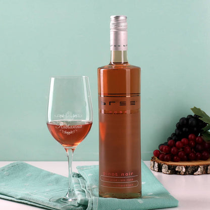 Weinflasche und graviertes Glas