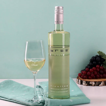 Weinflasche und graviertes Glas