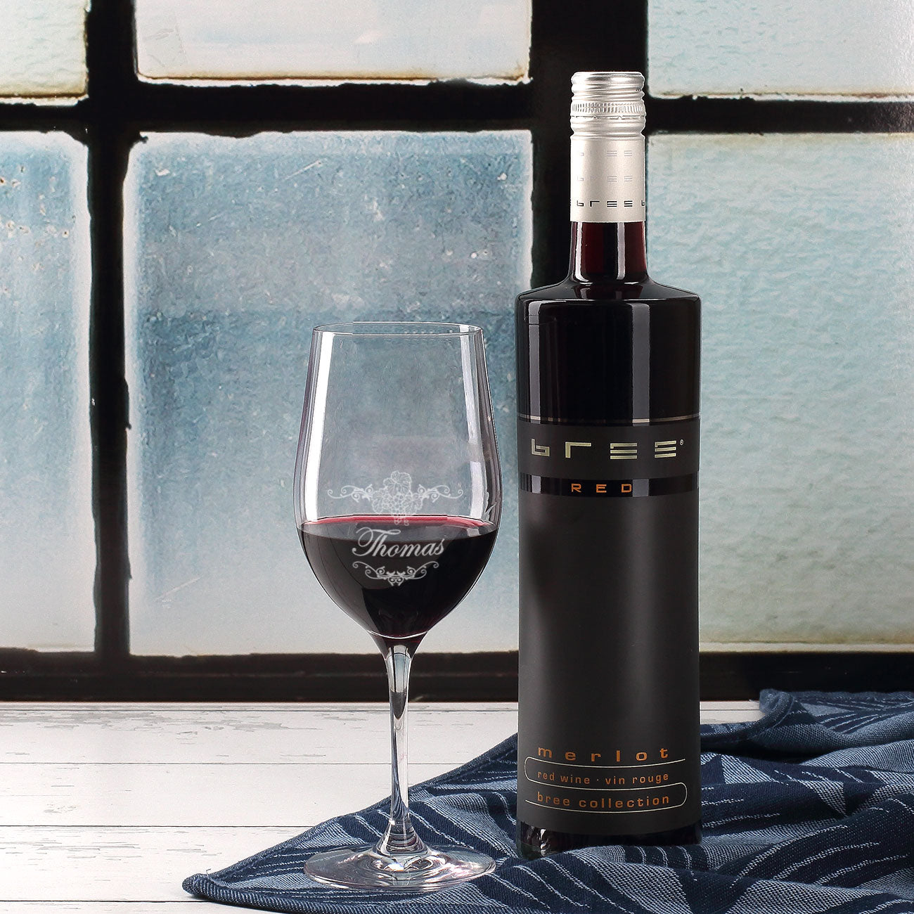 Graviertes Weinglas und BREE Weinflasche