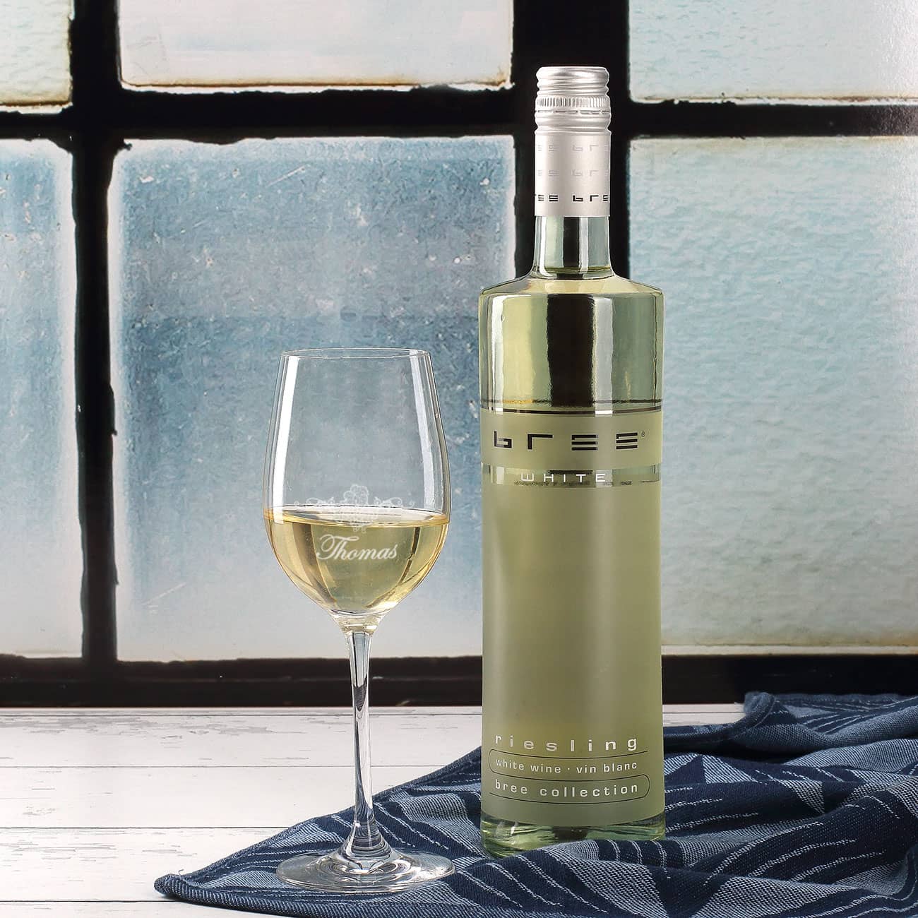 Graviertes Weinglas und BREE Weinflasche