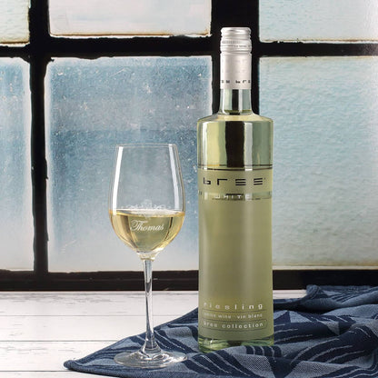 Graviertes Weinglas und BREE Weinflasche