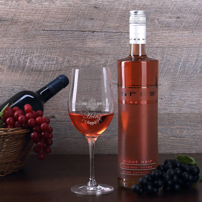 Graviertes Weinglas und BREE Weinflasche