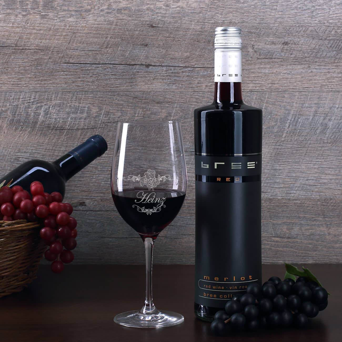 Graviertes Weinglas und BREE Weinflasche