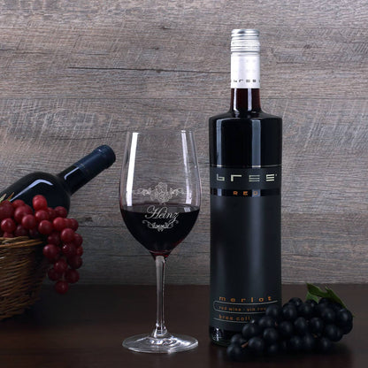 Graviertes Weinglas und BREE Weinflasche