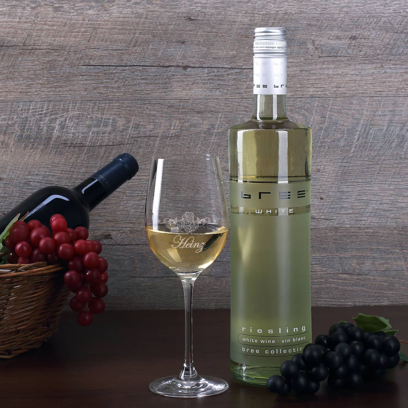 Graviertes Weinglas und BREE Weinflasche