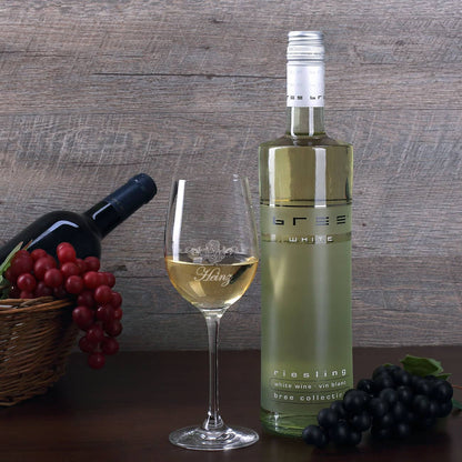 Graviertes Weinglas und BREE Weinflasche