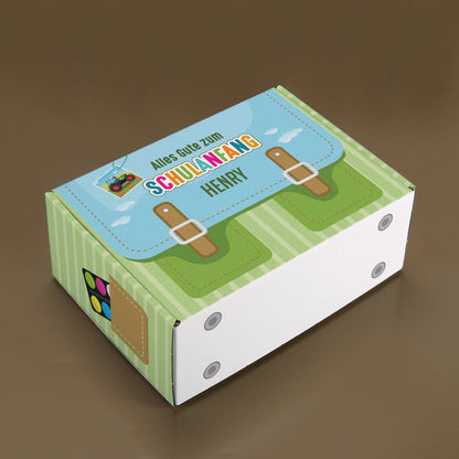 Geschenkverpackung zur Einschulung - Box in Schulranzenoptik mit Traktor und Name bedruckt