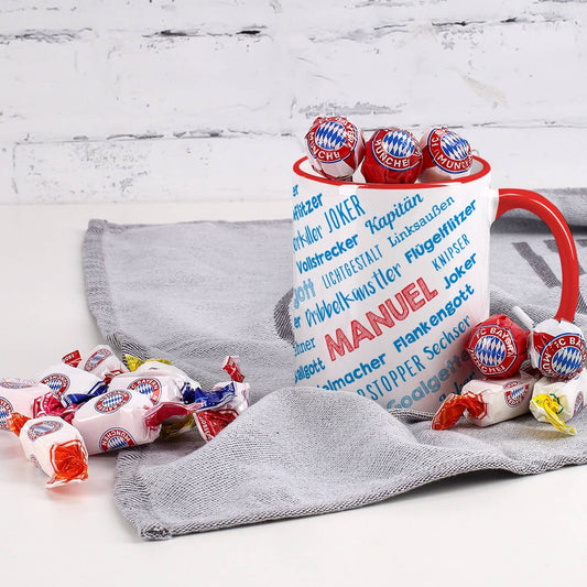 Tasse gefüllt mit FC Bayern Bonbons und Lollis