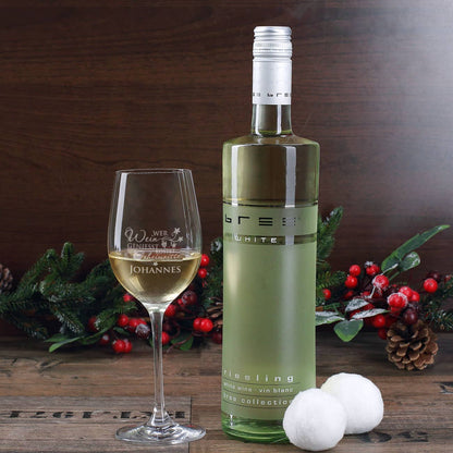 Graviertes Weinglas und BREE Weinflasche