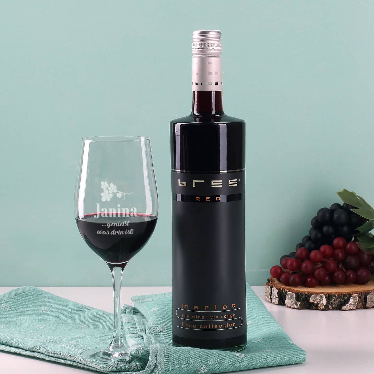 Graviertes Weinglas und BREE Weinflasche