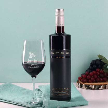 Graviertes Weinglas und BREE Weinflasche