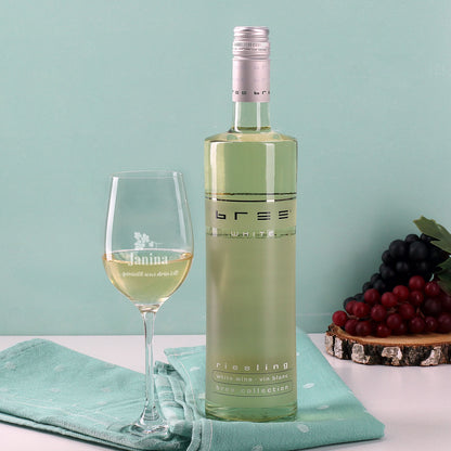 Graviertes Weinglas und BREE Weinflasche