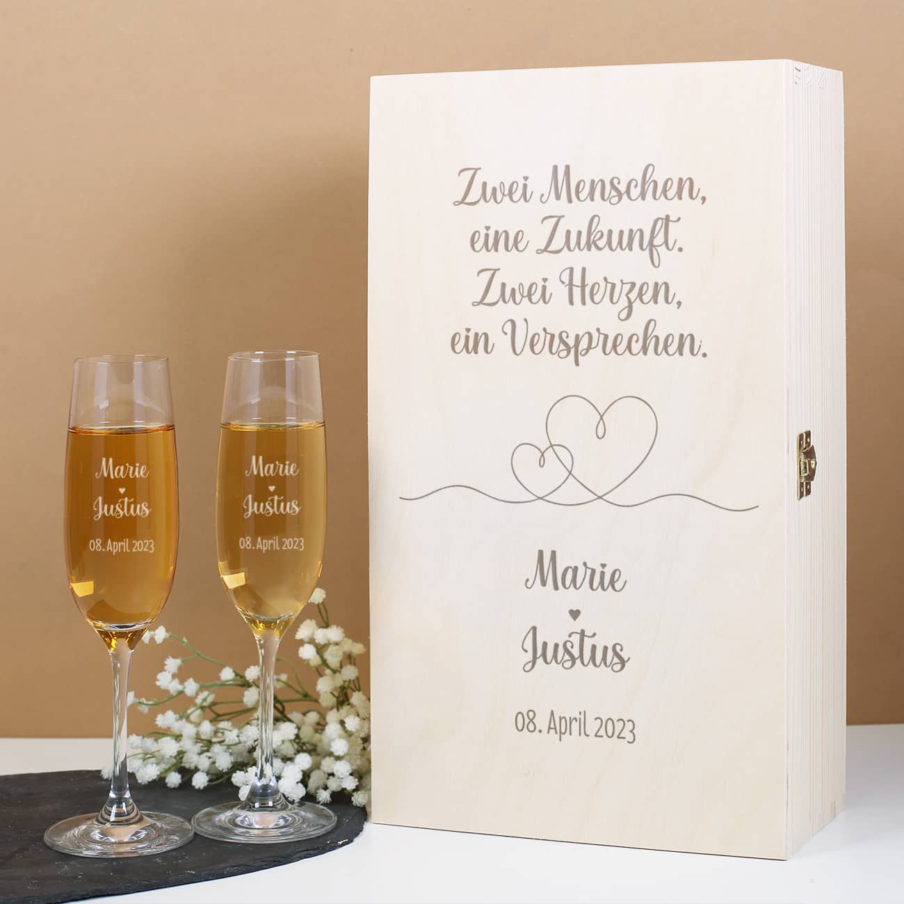 Geschenkset zur Hochzeit mit zwei Sektgläsern mit Gravur und personalisierter Holzkiste