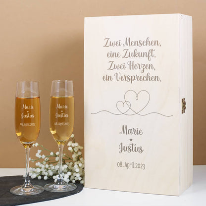 Geschenkset zur Hochzeit mit zwei Sektgläsern mit Gravur und personalisierter Holzkiste