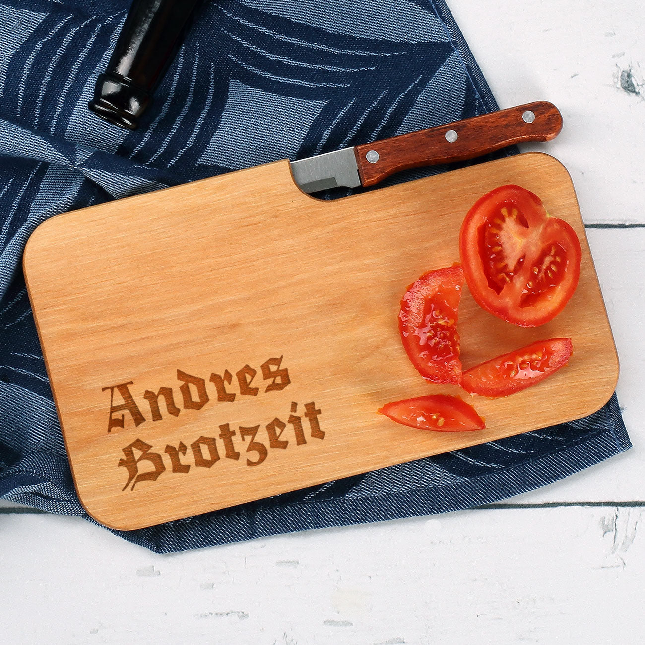 Graviertes Holzbrettchen mit Messer