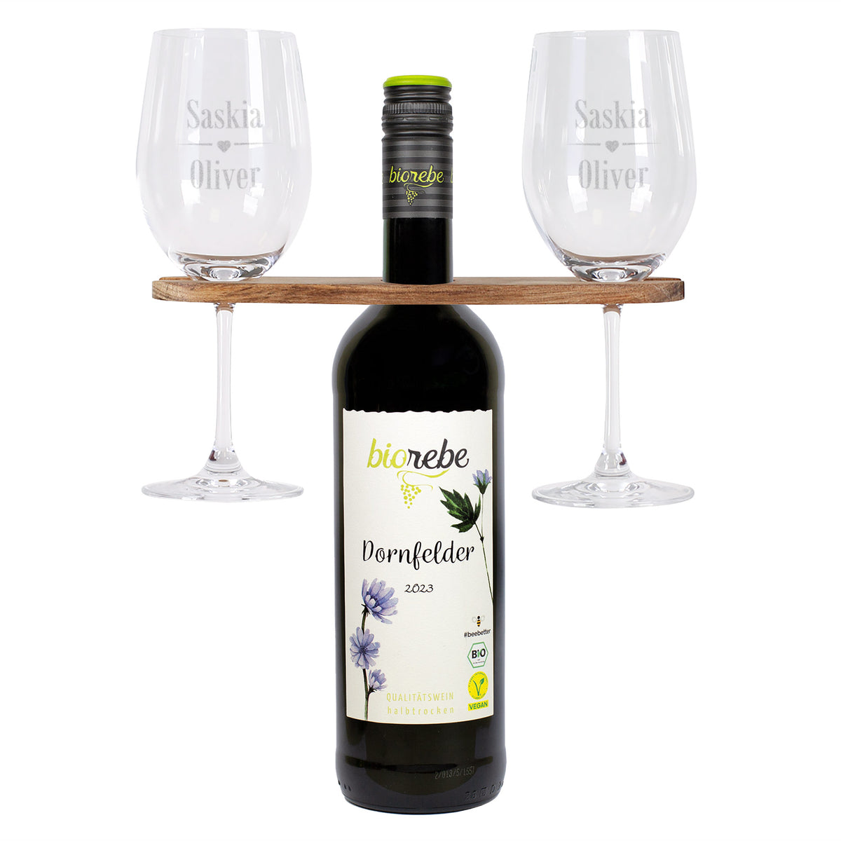 Biorebe Dornfelder Rotwein 2023 mit gravierten Gläsern (Namen Saskia und Oliver) und Weinbutler aus Holz