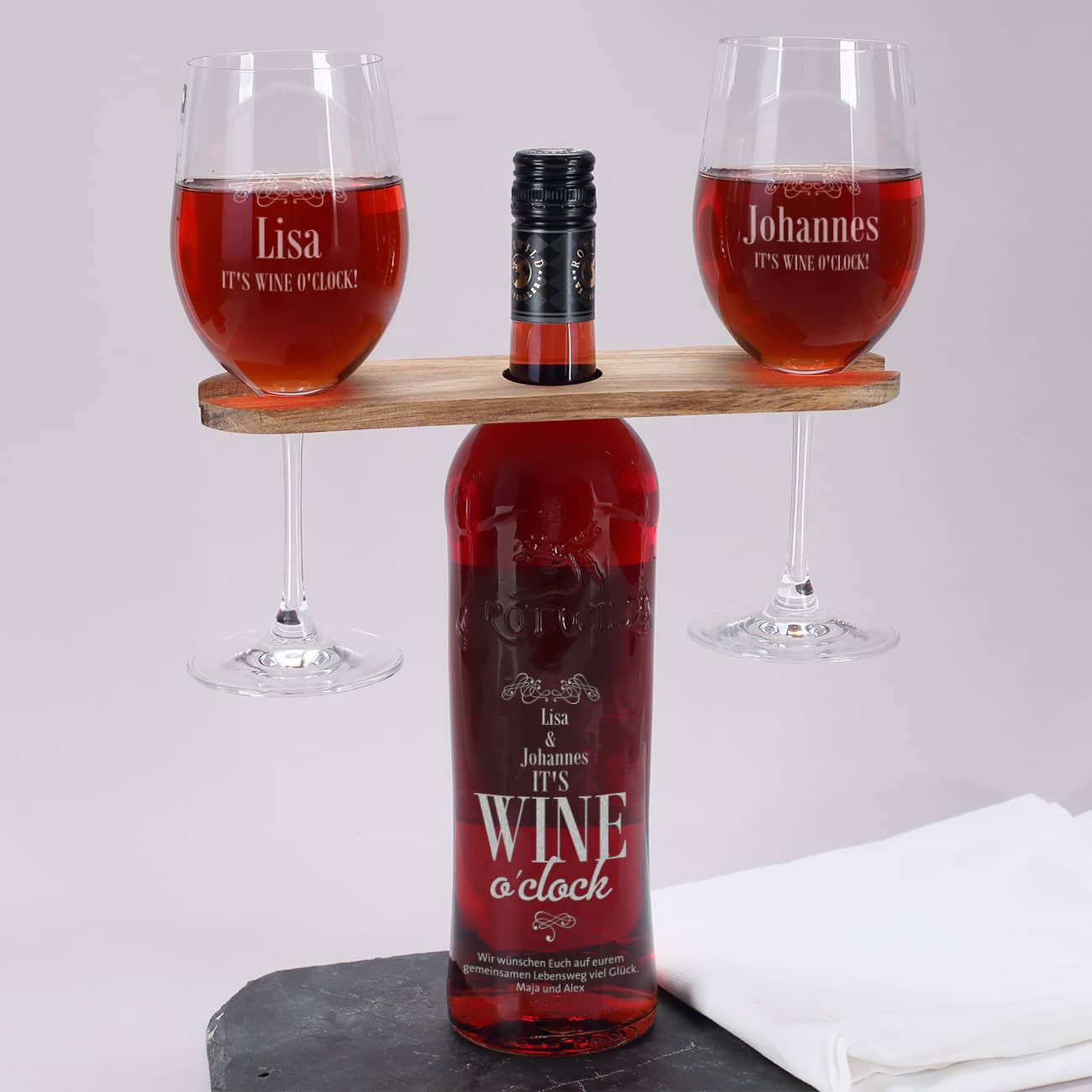 Weinset mit  personalisierter Gravur, Weinflasche, Weingläser und Weinbutler