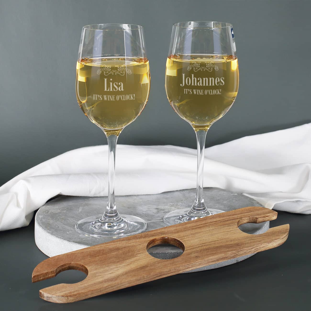 Weißweingläser im 2er Set der Marke Leonardo mit Namensgravur und "It´s Wine o`clock" - Aufschrift