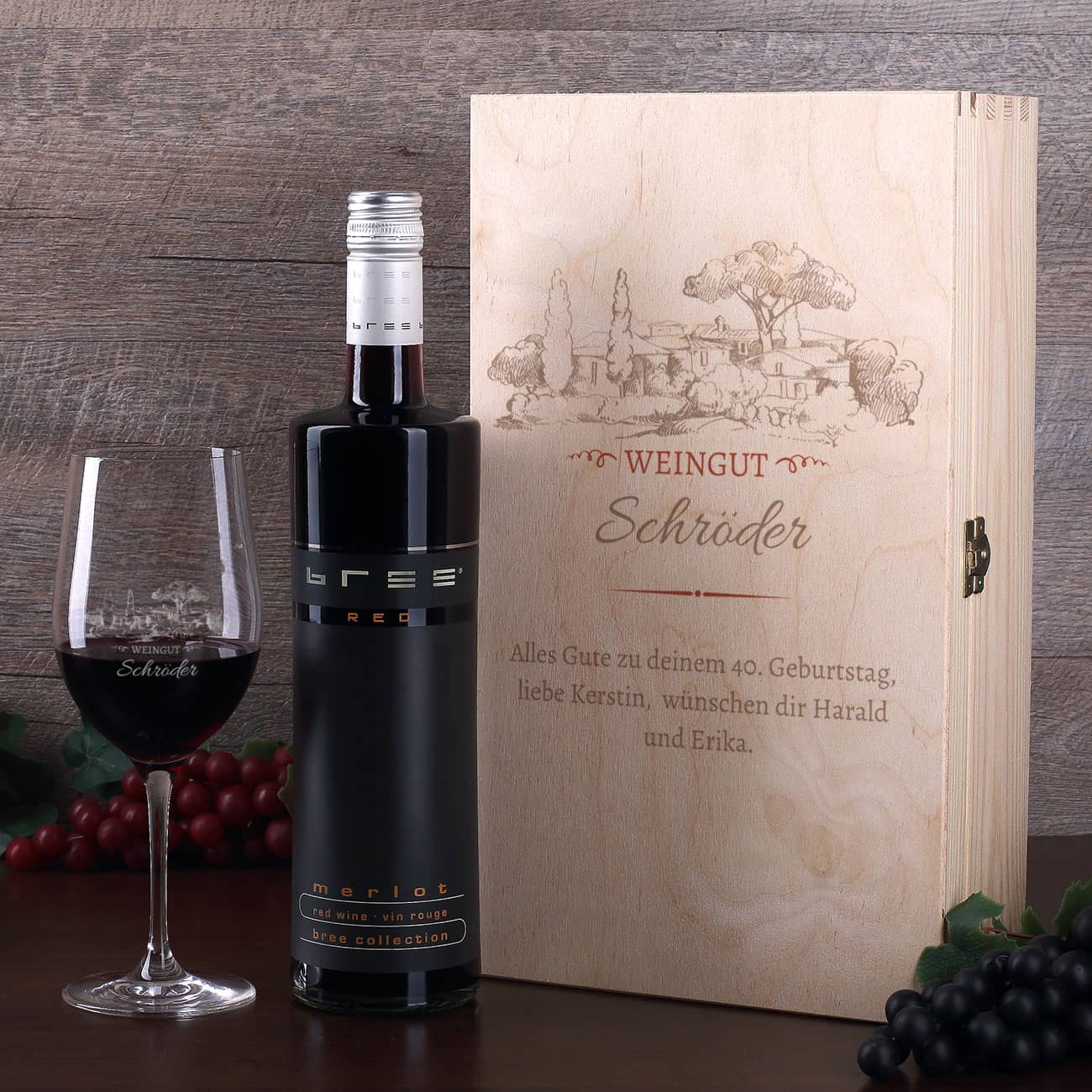 Holzbox, graviertes Weinglas und Weinflasche im Set