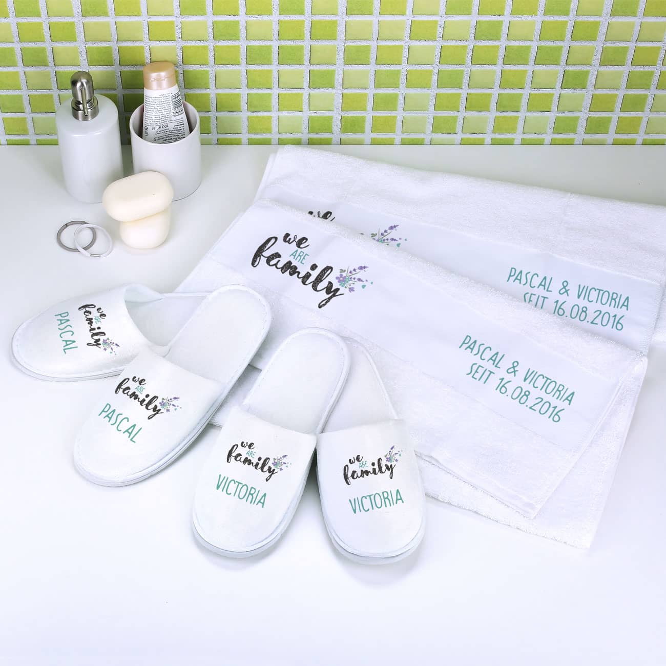 Zwei Handtücher und zwei Pantoffeln mit Aufdruck