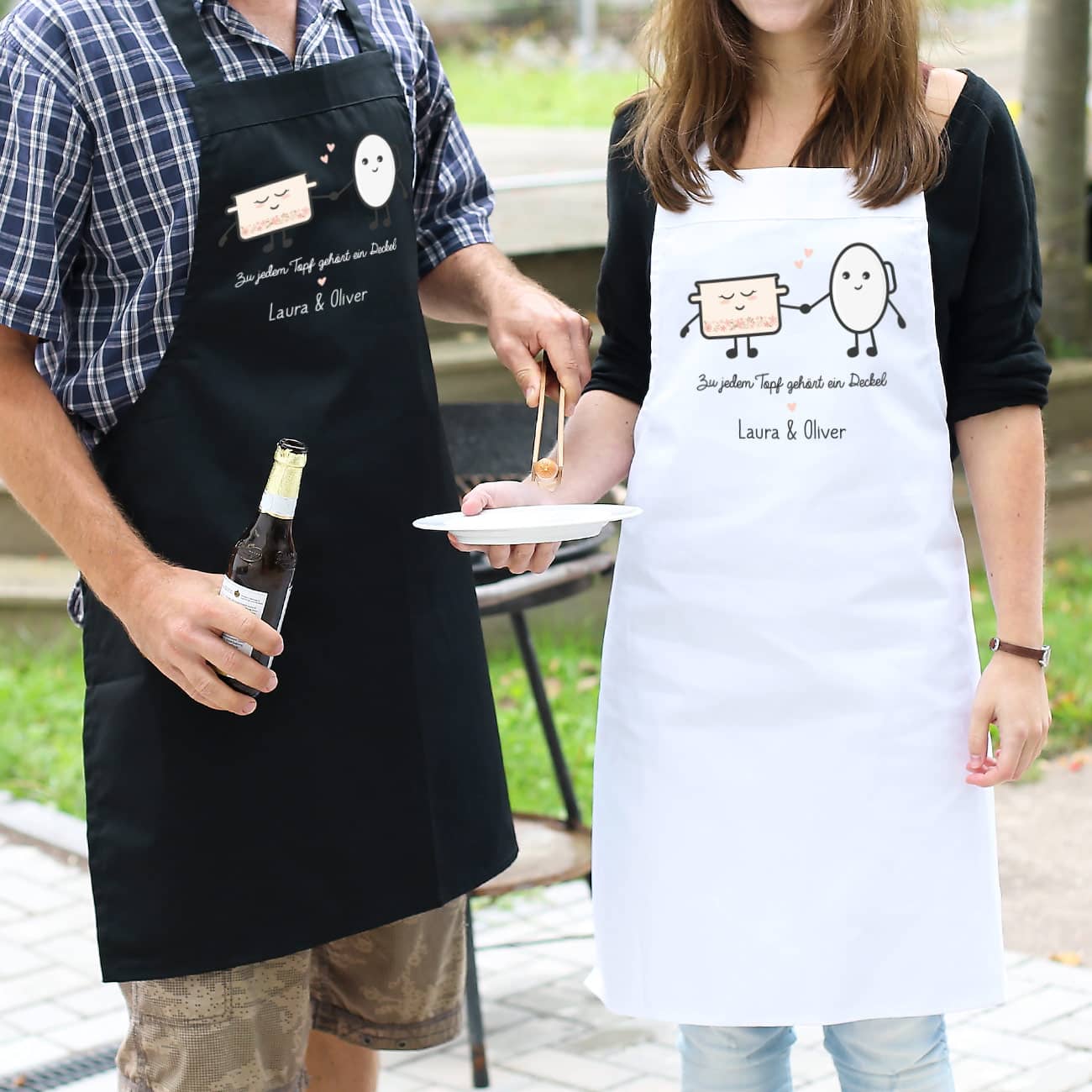 Schwarze und weiße Schürze bedruckt mit Liebesmotiv