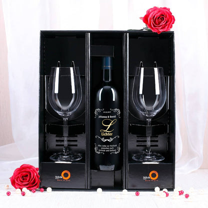 Geschenkset in schwarzem Karton mit Weinflasche und zwei Gläsern