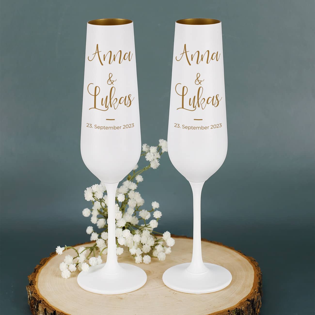 Weiß-goldene Sektgläser zur Hochzeit mit Namensgravur und Datum