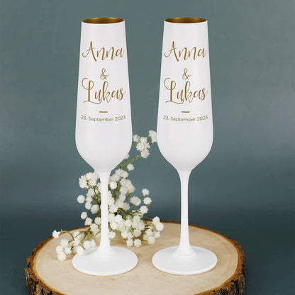 Weiß-goldene Sektgläser zur Hochzeit mit Namensgravur und Datum