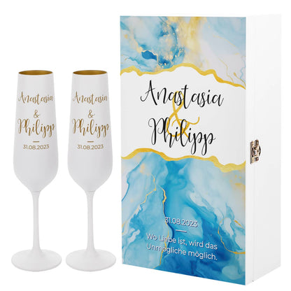 Sekt-Geschenkset als Präsent zur Hochzeit samt Gläsern mit Namensgravur und Geschenkverpackung mit Watercolor-Marble-Effekt