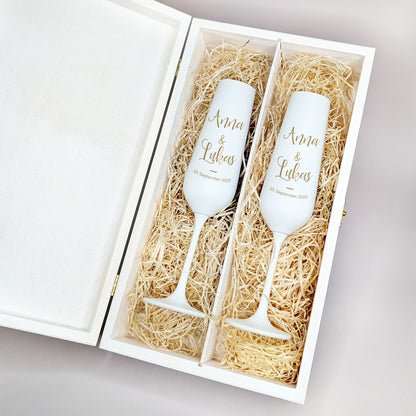 Geschenkset zur Hochzeit mit weiß-goldenen Sektgläsern und weißer Holzbox