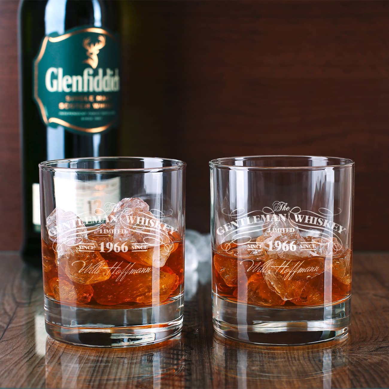 zwei mit Wunschnamen und Wunschjahr gravierte Whiskygläser der Marke Stölzle