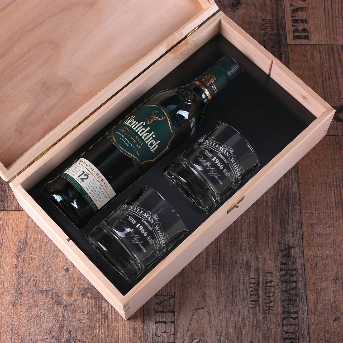 Whiskyflasche und gravierte Whiskygläser haben optimalen Halt durch schwarzes Inlay in der Geschenkbox