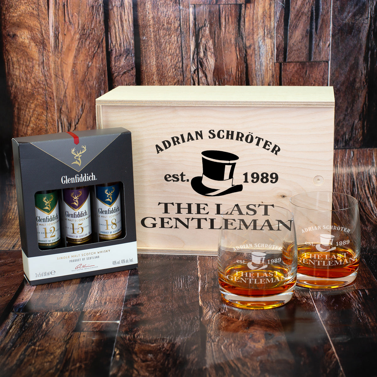 Whisky-Geschenkset mit personalisierter Holzbox „The Last Gentleman Adrian Schröter“, zwei gravierten Gläsern und Glenfiddich Tasting Set