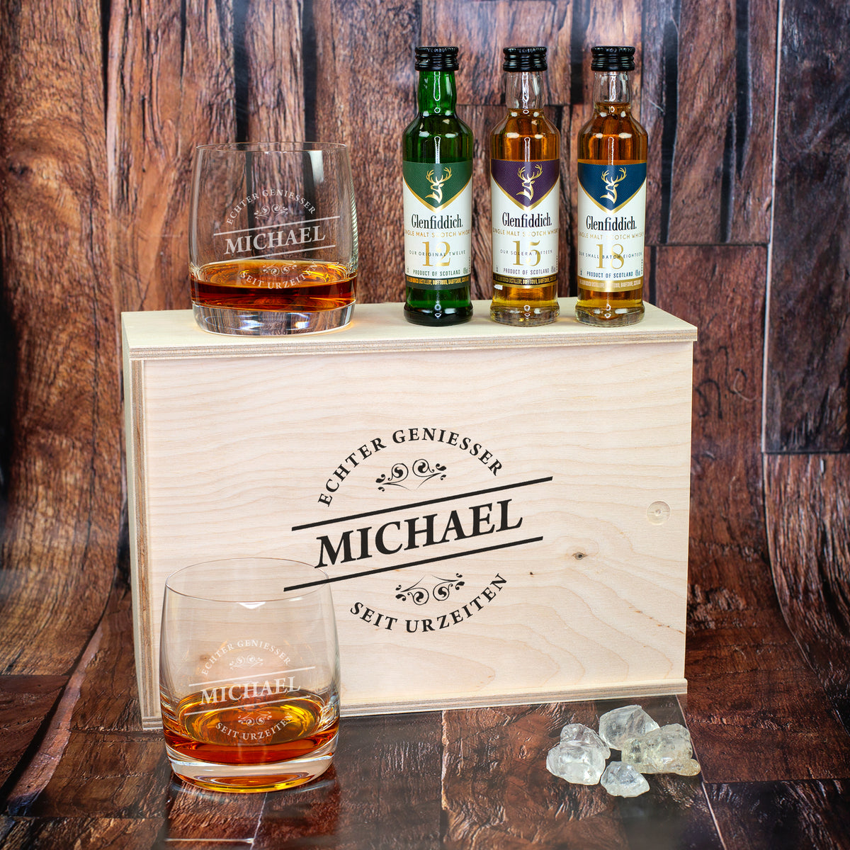 Whisky Geschenkset mit personalisierter Holzbox „Echter Genießer Michael“, zwei gravierten Gläsern und Glenfiddich Miniaturen