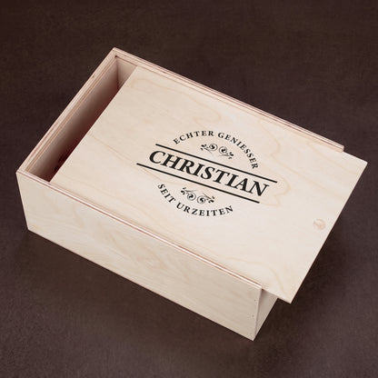 Personalisierte Whisky-Geschenkbox aus Holz mit Aufdruck „Echter Genießer“, Wunschname Christian und Schriftzug „Seit Urzeiten“