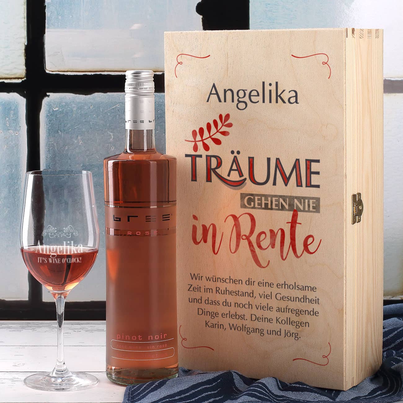 Holzbox, graviertes Weinglas und Weinflasche im Set