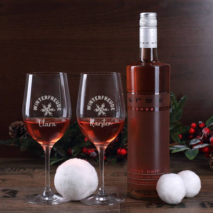 Zwei Weingläser und BREE Weinflasche